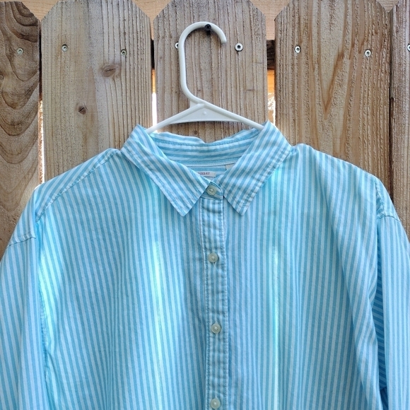 Levi's - Oversized Fit Striped Button Down Shirt - Picture 4 of 16